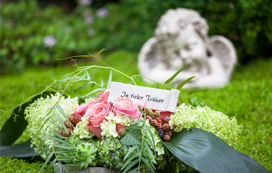 Das Grab im Sommer – die richtigen Blumen finden
