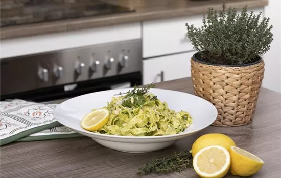 Tagliatelle mit Thymian-Zitronen-Pesto