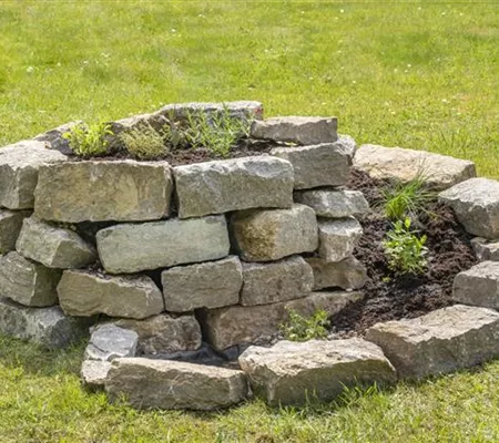 Eine Kräuterspirale im Garten – frische Kräuter für Kräuterfans Eine Kräuterspirale im Garten – frische Kräuter für Kräuterfans